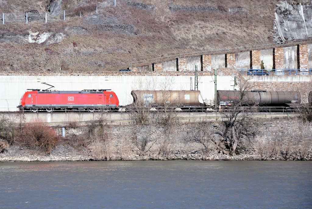 185 038-7 mit Kesselwagen kurz nach Neuwied Richtung Kln - 10.03.2010