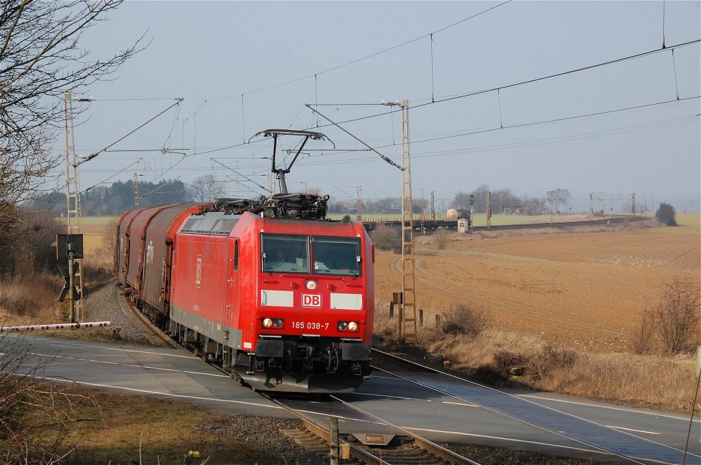 185 038-7 schl�ngelt sich hier mit gemischten G�terzug (EZ 51785 Hagen-Vorhalle - Engelsdorf) durch den Benser Bogen kurz vor Neuenbeken, 03.03.2012.