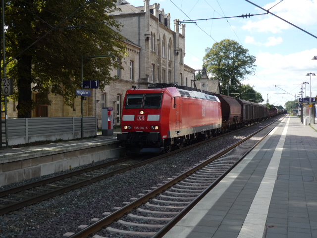 185 042-5 fhrt mit einem gemischten Gterzug durch den Bahnhof Knigslutter.