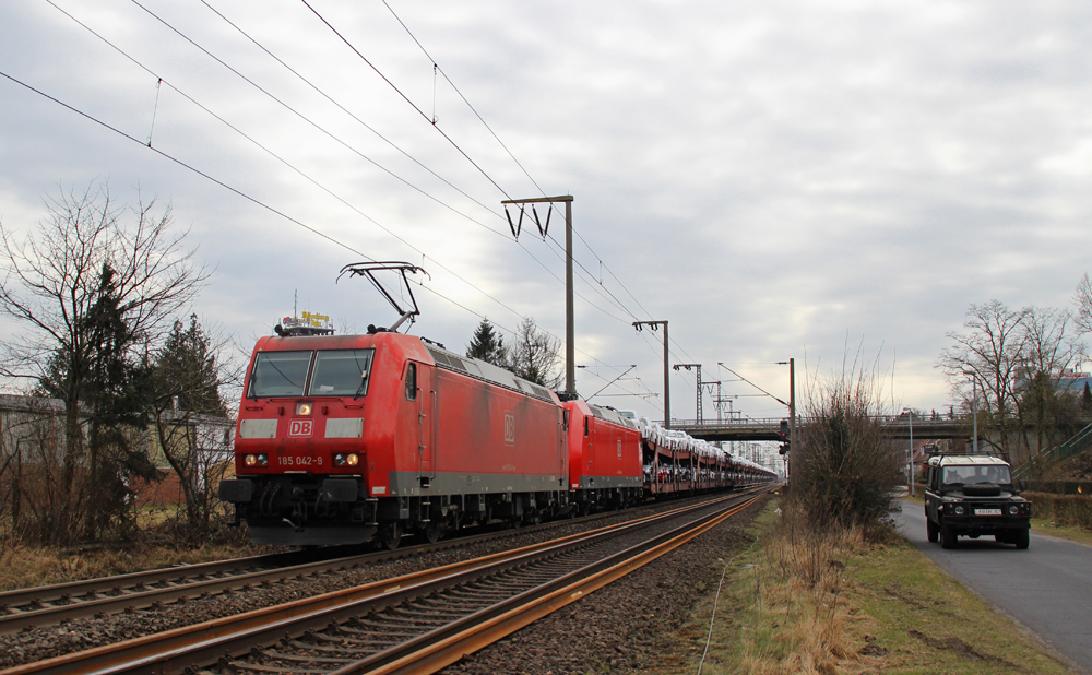 185 042-9 fuhr am 15.03.2013 mit einer weiteren 185 im Schlepp und einem Autozug von Osnabrck nach Emden, hier in Leer.