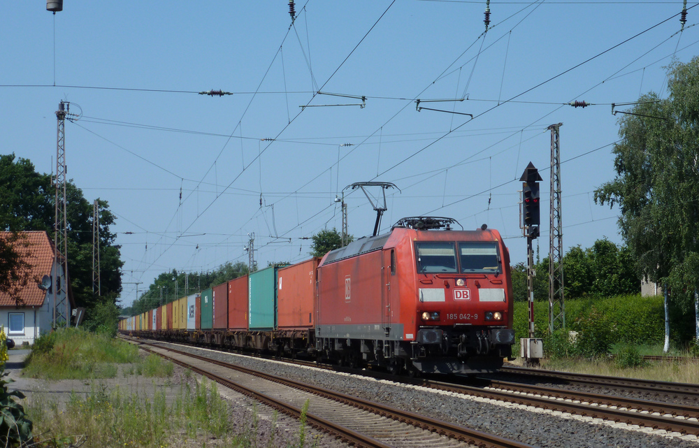 185 042-9 fuhr am 25.07.2012 mit einem Containerzug durch Langwedel.