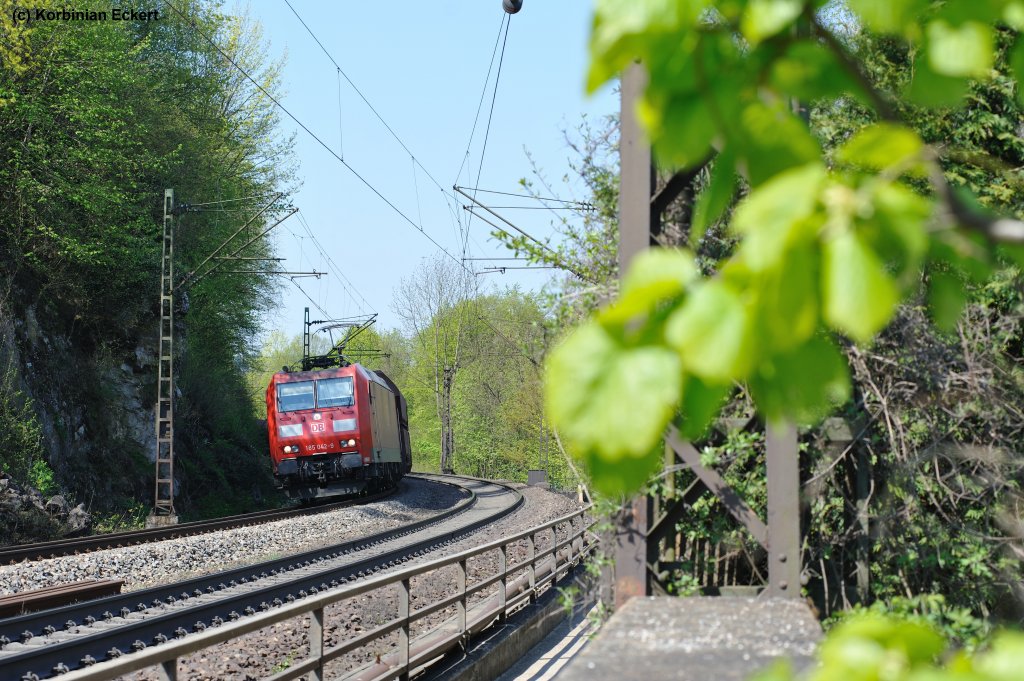185 042-9 mit einem gemischten Gterzug zwischen Etterzhausen und Regensburg, 19.04.2011