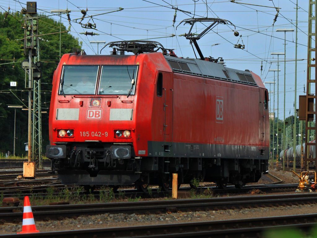 185 042-9 rangiert am 24.08.2012 in Aachen West.