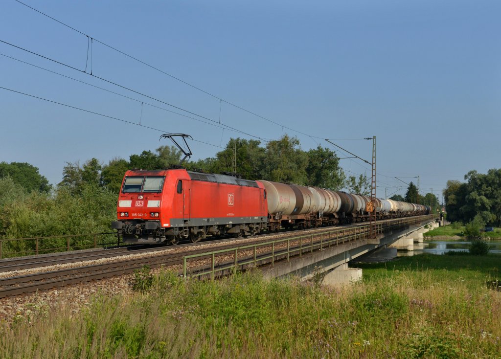 185 042 mit einem Kesselzug am 14.07.2013 auf der Isarbrcke bei Plattling.