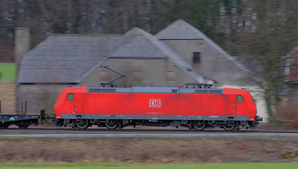 185 043-7 bei Rimburg auf der KBS 485 , Km 21/8 .
Am 6.3.12 nach Aachen unterwegs.