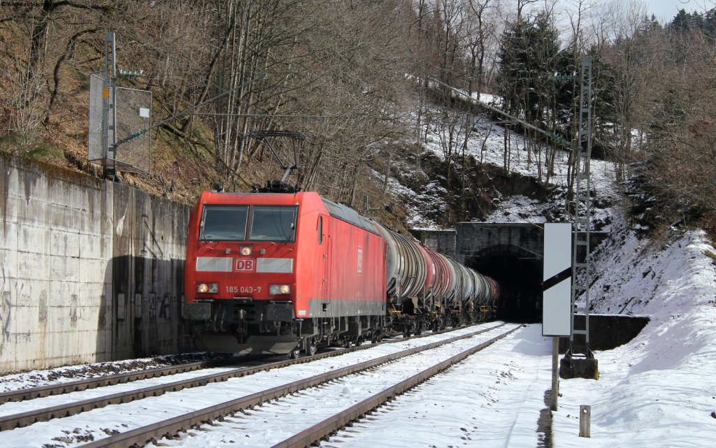 185 043-7 mit dem GC 61760 (Villingen(Schwarzw)-Karlsruhe Rheinbrcke Raffinerie)  bei Nubach 19.3.13