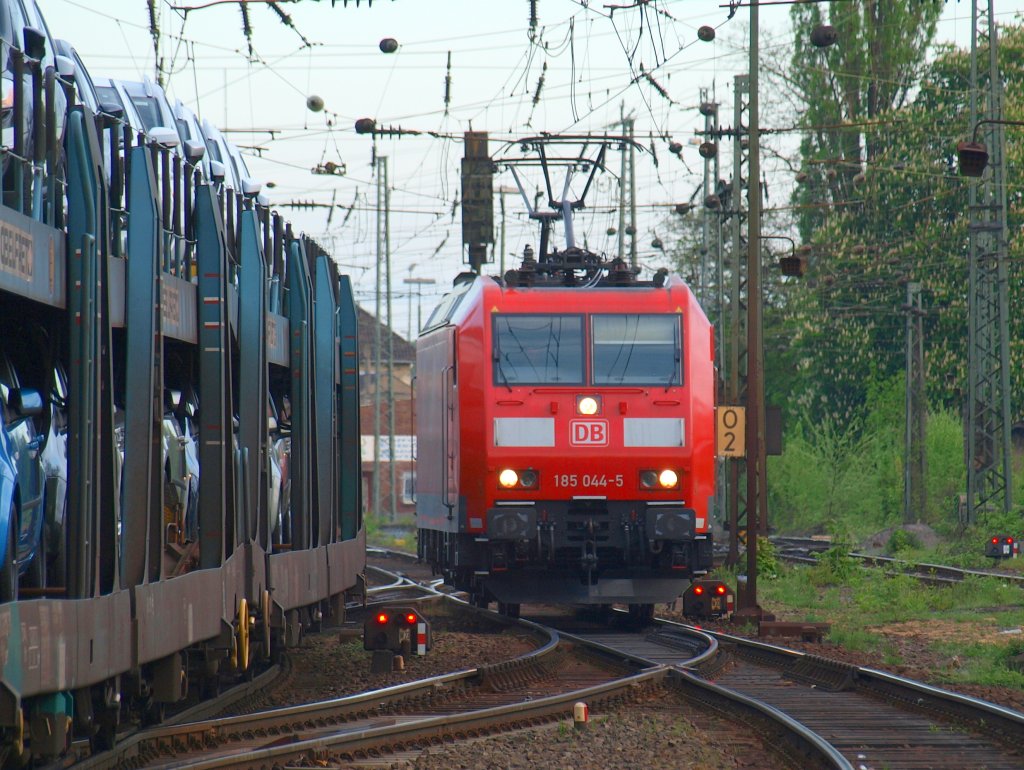 185 044-5 mit beiden Stromabnehmern am Draht beim Rangieren am 01.05.2010 auf den ersten 200m. der Montzenroute in Aachen West. Der Autozug links im Bild ist auf dem Weg nach Belgien.