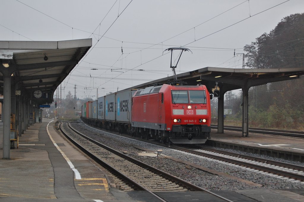 185 045-2 mit einem Containerzug am 18.11.2011 in Kreiensen
