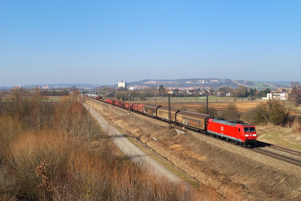 185 045 mit G�terzug bei Donauw�rth (15.03.2012)