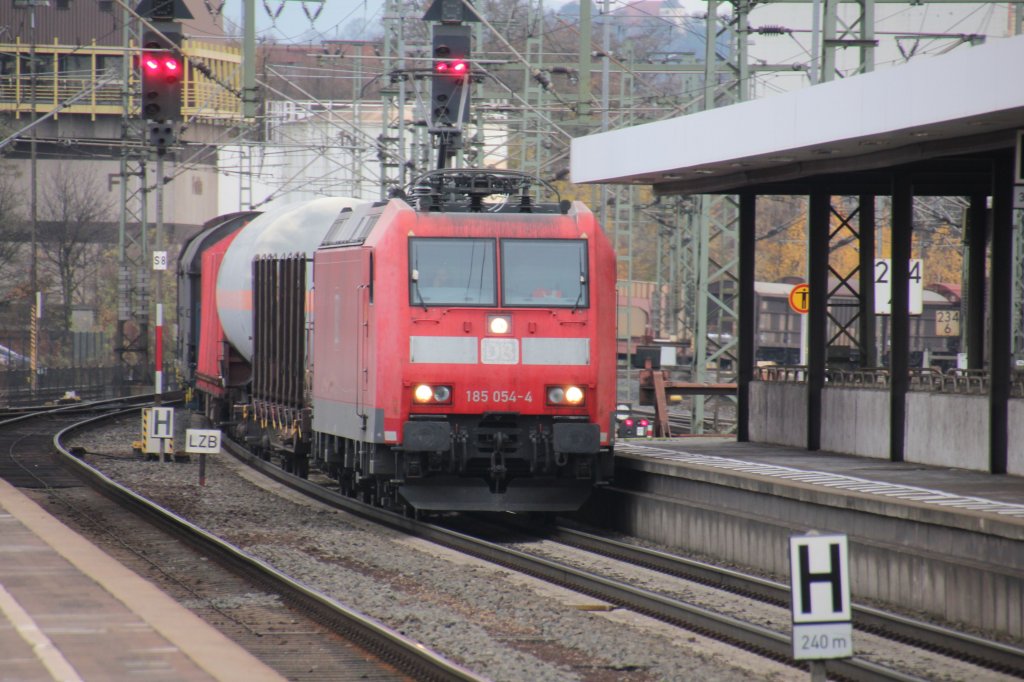 185 045 zieht am 09.11.2012 eine gemischten Gterzug durch Fulda.