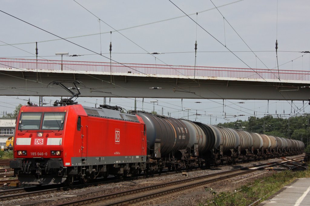 185 046 am 16.7.11 mit einem Kesselwagenzug bei der Durchfahrt durch Duisburg-Entenfang.