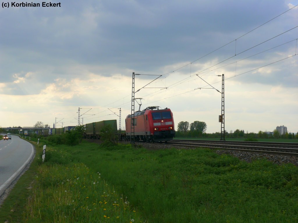 185 047 mit einem Containerzug in der Nhe von Straubing auf der KBS 880, 8.5.2010