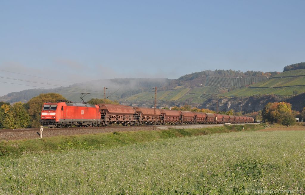 185 047 mit Schttgutwagenzug am 11.10.2012 bei Himmelstadt