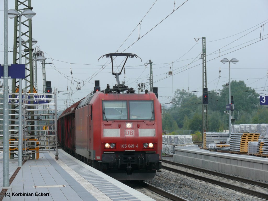 185 049-4 mit einem Mischer bei der Durchfahrt in Rosenheim, 14.082.2010