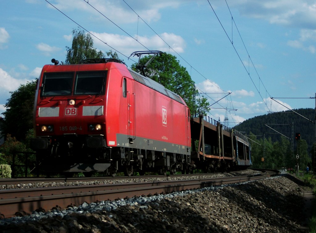 185 049 ist am 18.Mai 2011 mit einem leeren Autozug bei Halach Richtung Saalfeld/S unterwegs.