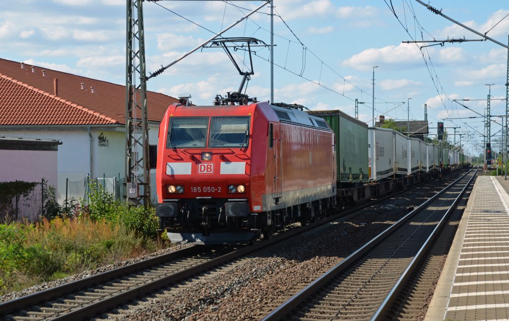 185 050 hielt am 12.08.12 mit einem Hangartner in Delitzsch. Der Zug fuhr nach ca 30 Minuten weiter �ber Halle(S) nach N�rnberg.