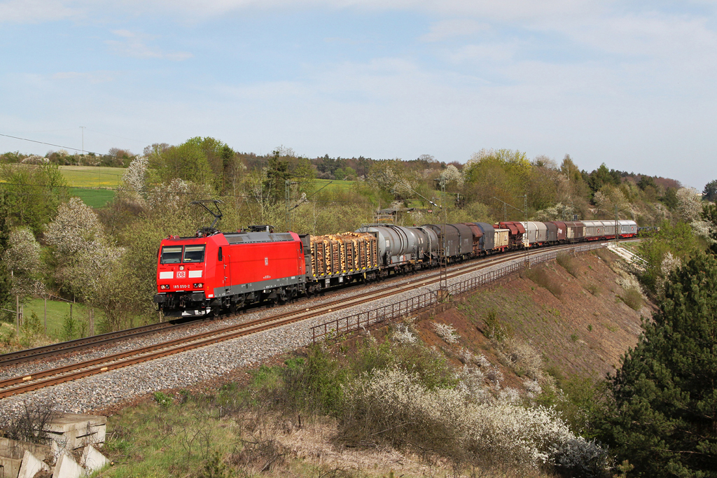 185 050 mit einem gemischten G�terzug am 27.04.2012 bei Laaber.