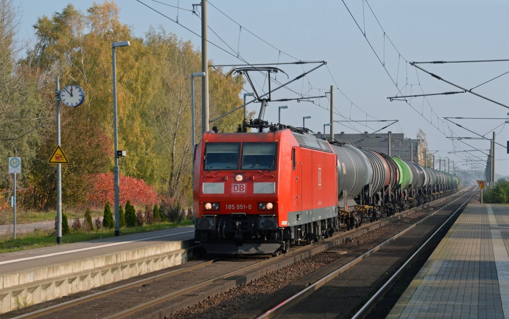 185 051 zog am 25.10.11 einen Kesselwagenzug durch Hohenthurm Richtung Halle(S).