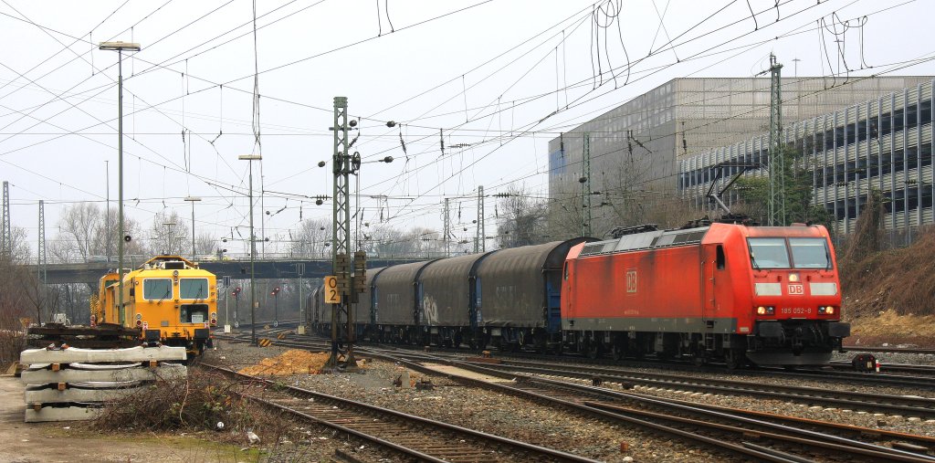 185 052-8 DB kommt aus Richtung Kln,Aachen-Hbf mit einem Kurzen Coilzug aus Linz- Voestalpine(A) nach Genk-Goederen(B) und fhrt in Aachen-West ein bei Wolken am 6.4.2013.