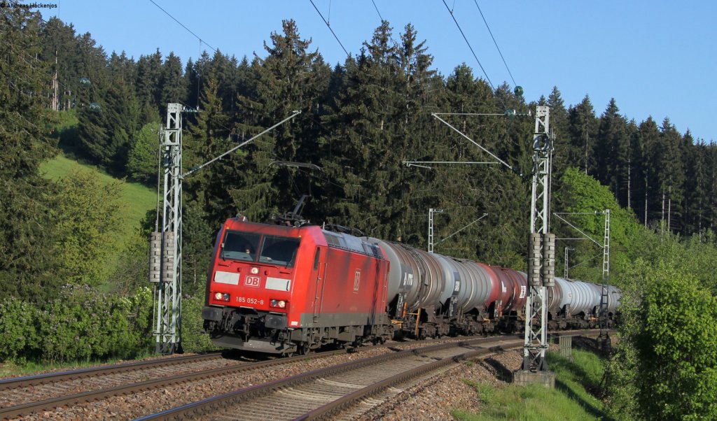 185 052-8 mit dem GC 61761 (Karlsruhe Raffiniere-Rammelswiesen) bei St.Georgen 5.6.13 