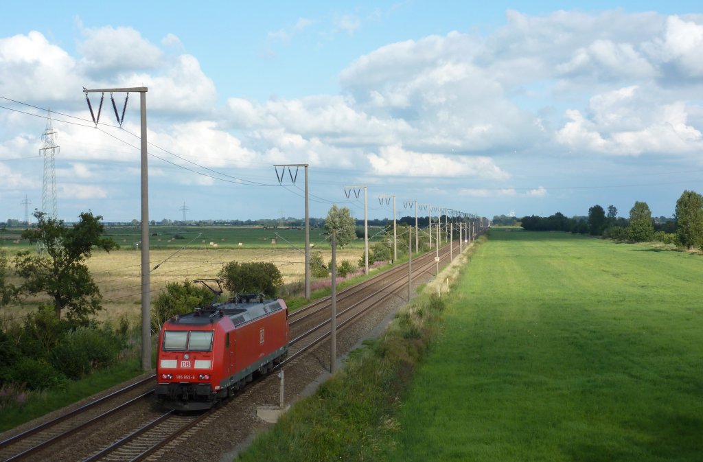 185 053-6 fuhr am 10.08.2012 Solo als Lokzug nach Drpen, hier bei Petkum.