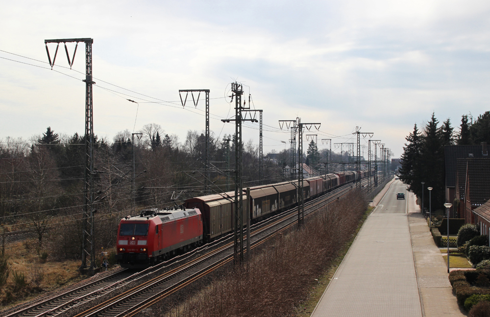 185 053-6 fuhr am 15.03.2013 mit einem Autoteilezug von Osnabrck nach Emden, hier in Leer.