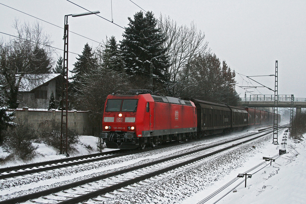 185 053 mit einem Gterzug am Morgen des 04.01.2011 in Pleinting bei Vilshofen.
