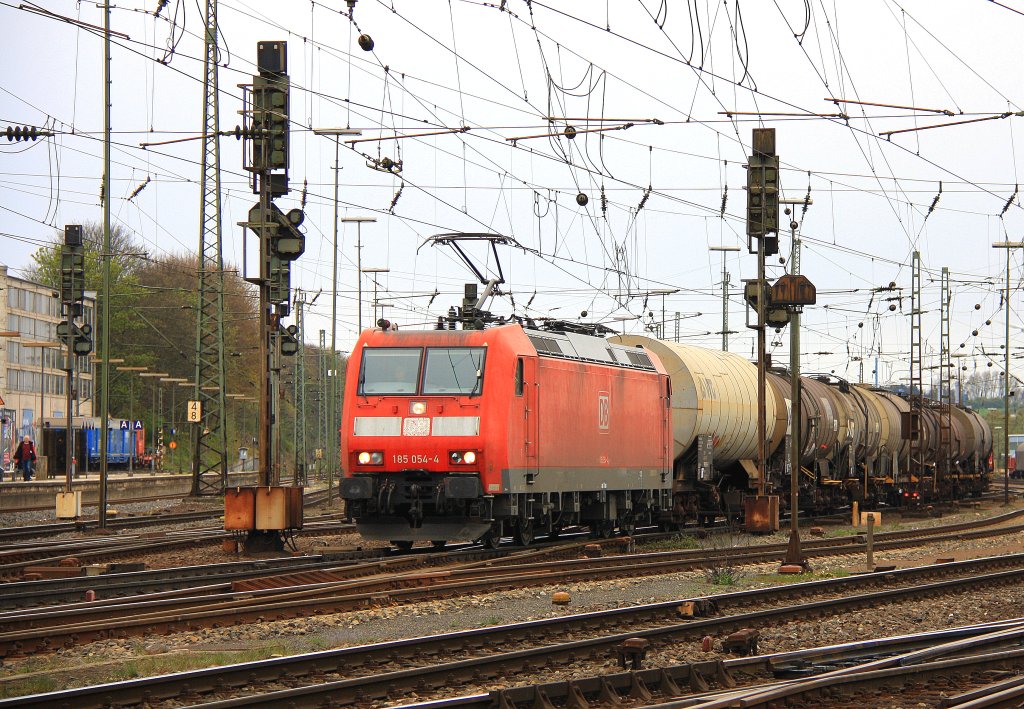 185 054-4 DB fhrt mit einem Kesselzug aus Antwerpen-BASF nach Ludwigshafen-BASF bei der Ausfahrt in Aachen-West und fhrt in Richtung Kln am 23.4.2012.