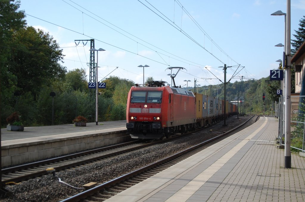 185 054-4 durchfuhr am 26.09.2010 mit einem Containerzug den Bahnhof Altenbeken.