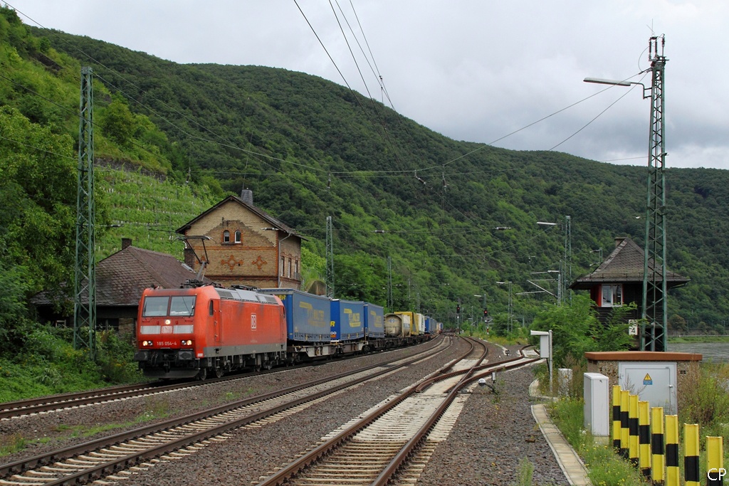 185 054-4 mit einem KLV-Zug von LKW Walter in Kaub. (27.8.2010)