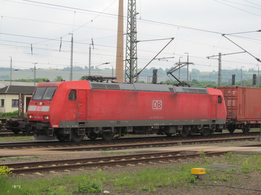 185 054-4 steht am 29. Mai 2013 mit einem Containerzug im Bahnhof Saalfeld (Saale).