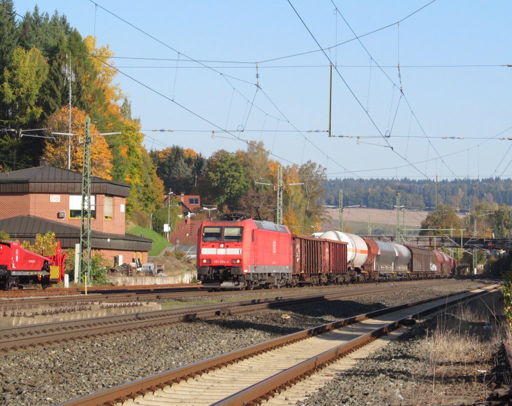 185 054-4 zieht am 19. Oktober 2012 einen gemischten G�terzug durch Kronach.