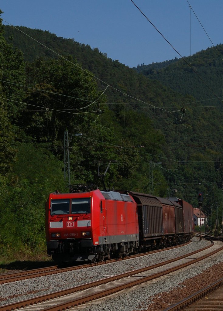 185 055-1 fhrt mit ihrem Gterzug in Lambrecht(Pfalz) Richtung Kaiserslautern. 06.09.2012