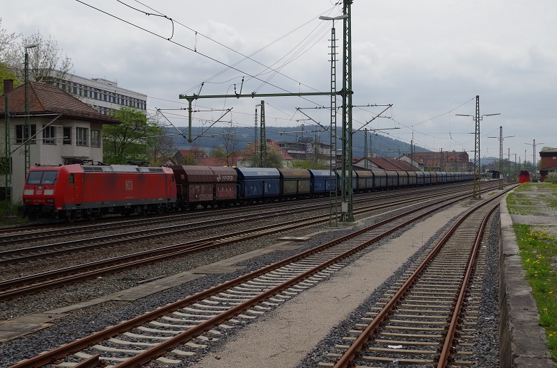 185 056 steht am 03.05.2013 mit einem PKP Cargo Kohlezug im Bahnhof Kronach abgestellt. 