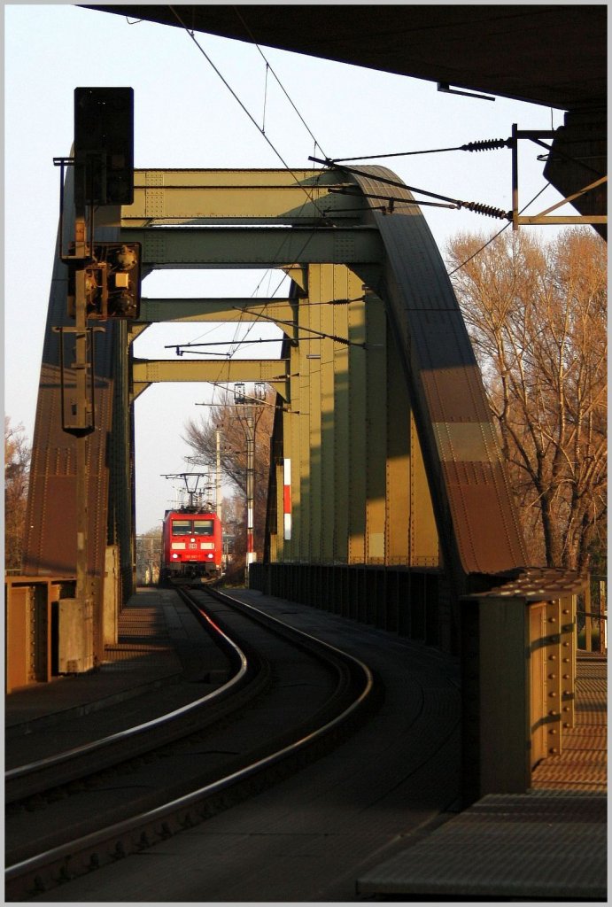 185 057-7 am Abend des 29. Mrz 2011 kurz vor dem Befahren der Nudorfer Uferbahnbrcke/Wien.