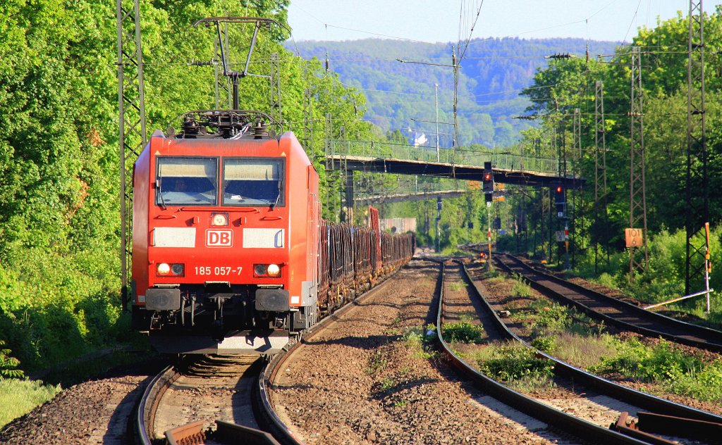 185 057-7 DB kommt mit einem Stahlzug durch Rhndorf(am Rhein) aus Richtung Koblenz und fhrt in Richtung Kln bei schnem Sonnenschein am 13.5.2012.