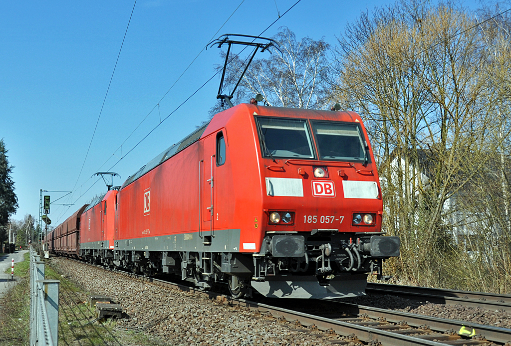 185 057-7 im Doppelpack zieht Gterzug durch Bonn-Beuel - 27.03.2013