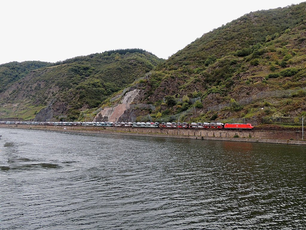 185 057-7 zieht einen Autozug bei Mden in Richtung Koblenz; 120828