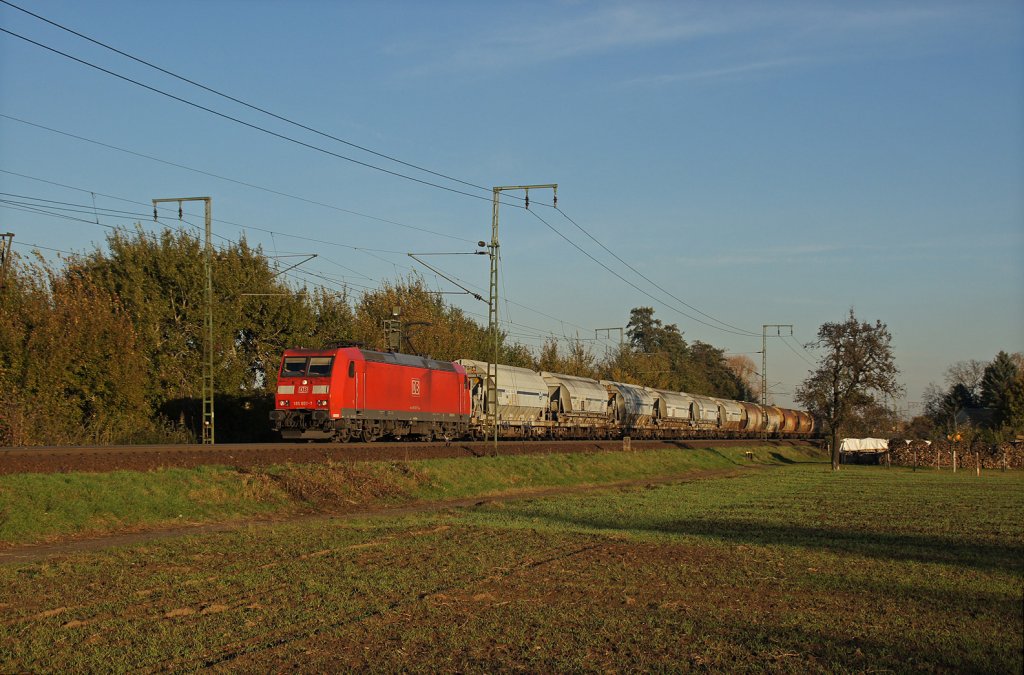 185 057-7 zieht einen Ganzzug aus franz�sischen Zucker- und Getreidewagen durch Klein-Gerau in Richtung Mainz-Bischofsheim. 31.10.12
