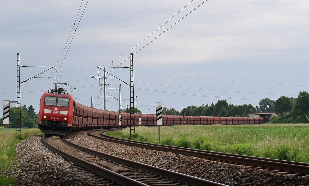 185 058 -5 bei Plattling am 02.06.2011 .