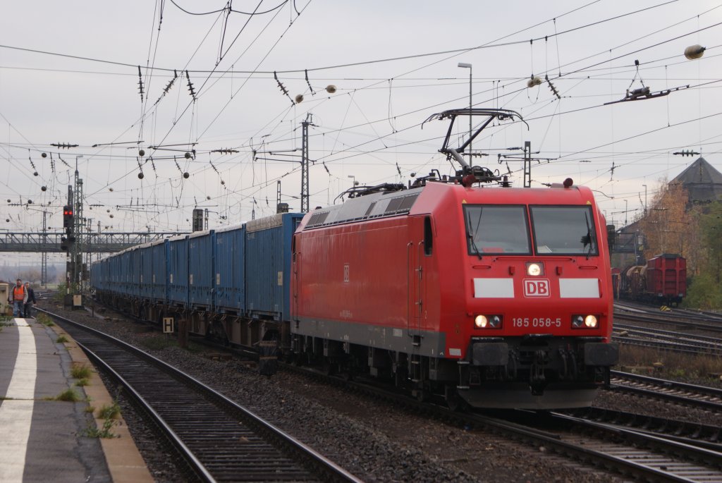 185 058-5 mit Containerzug in Mainz-Bischofsheim am 14.11.2009