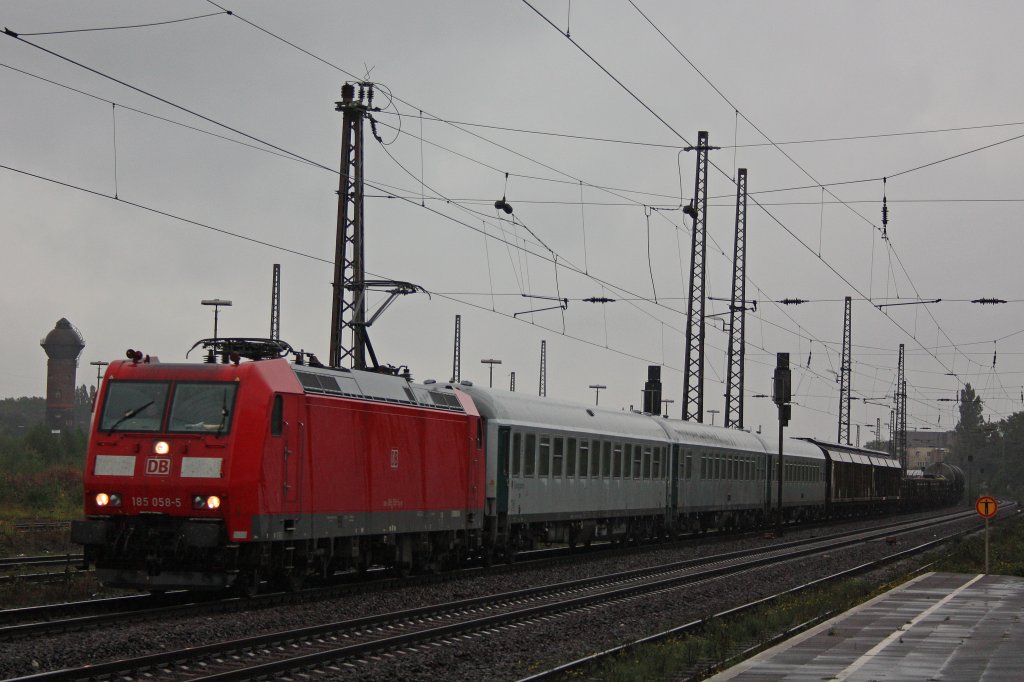 185 058 mit drei Militrwagen und einem gemischten Gz am 6.10.12 in Duisburg-Bissingheim.