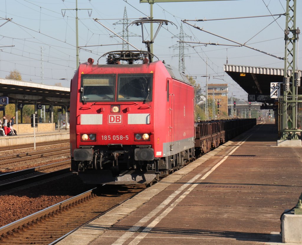 185 058 mit fhrt am 17.10.2011 durch den Bahnhof Berlin Schnefeld.
