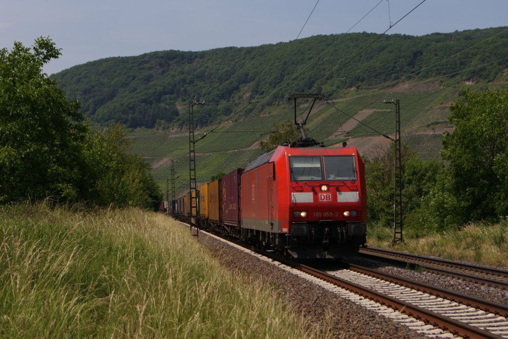 185 059-3 mit einem Contaienrzug in Osterspai am 04.06.2011
