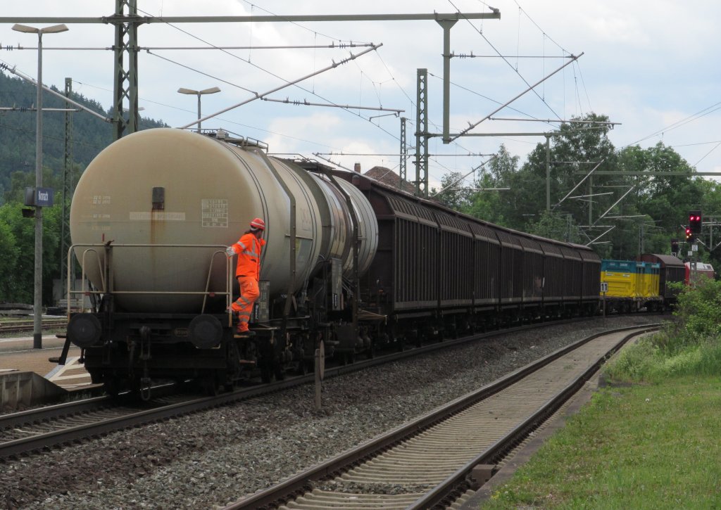 185 059-3 rangiert am 1. Juni 2012 mit einem gemischten Gterzug in Kronach von Gleis 3 auf Gleis 5, um einen schadhaften Kesselwagen auszusetzen.