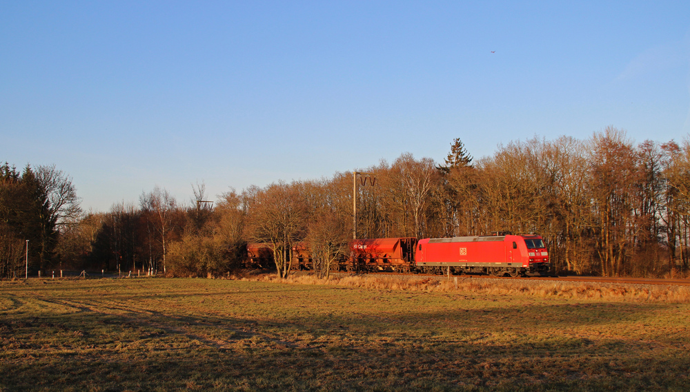 185 060-1 fuhr am 04.03.2013 mit einem Kieszug von Emden gen Sden, hier bei Eisinghausen.