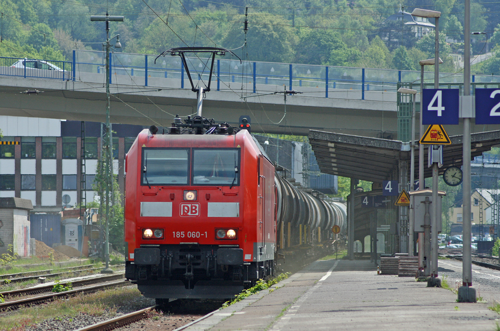 185 060-1 mit einem G�terzug Richtung Troisdorf/K�ln bei der Durchfahrt in K�nigswinter Gleis 4, 21.4.11