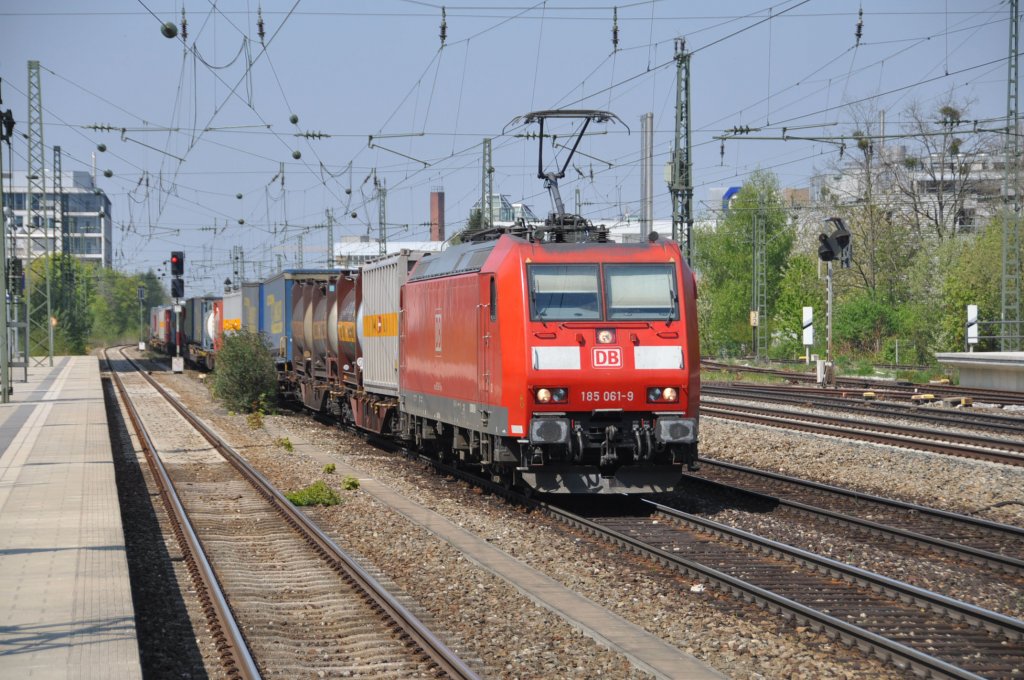185 061 mit KLV-Zug in M�nchen-Heimeranplatz am 19.4.2011