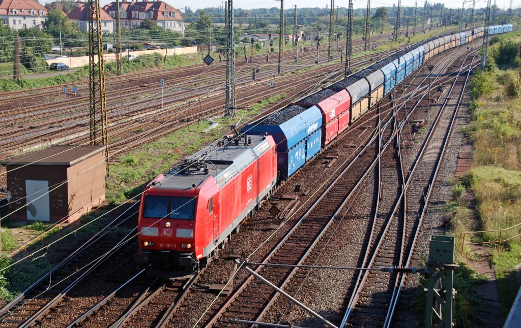 185 061 zieht am 22.08.10 einen PKP-Kokszug in den Rbf Halle(S). Die Fahrt ging Richtung Weimar weiter.