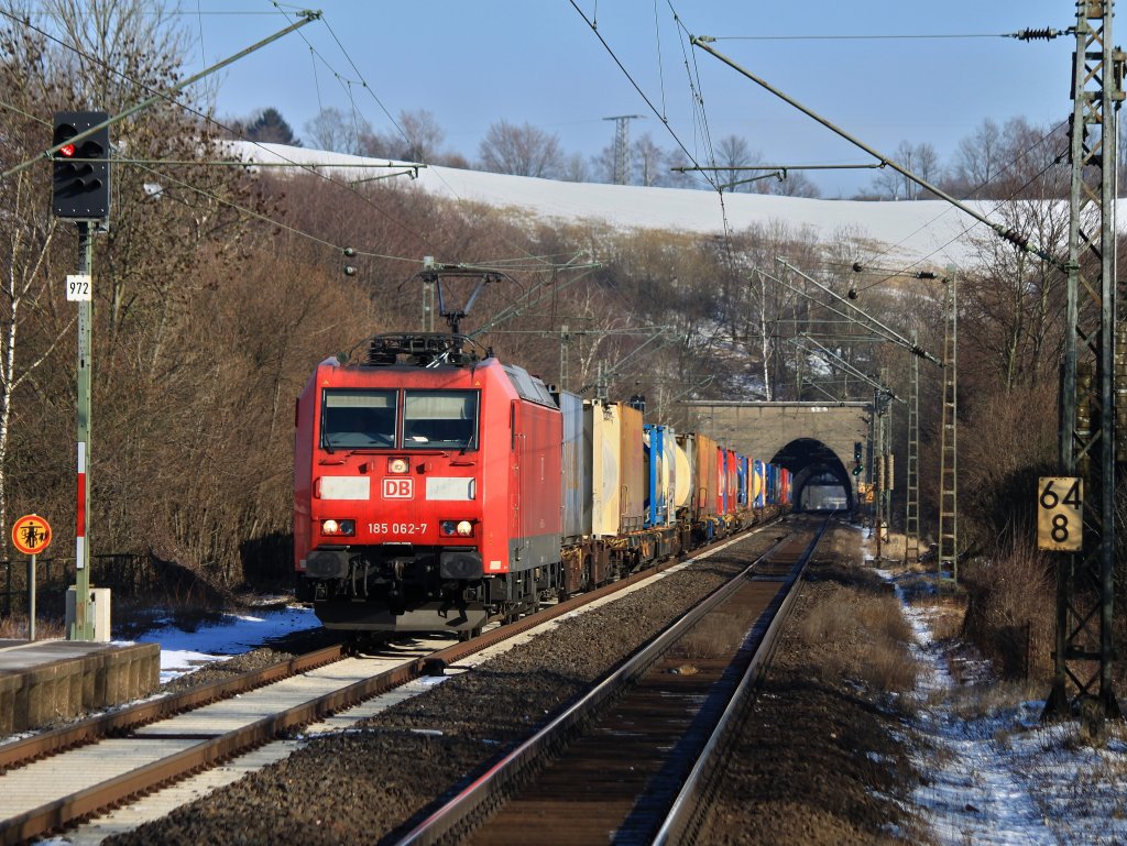 185 062-7 am 11.02.2012 mit einem bunten Containerzug am Haken auf der KBS 480 bei Eilendorf auf dem Weg nach Aachen West.
